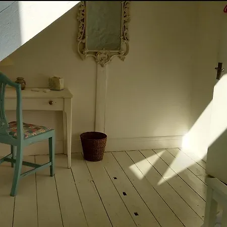 Westward House Apartment